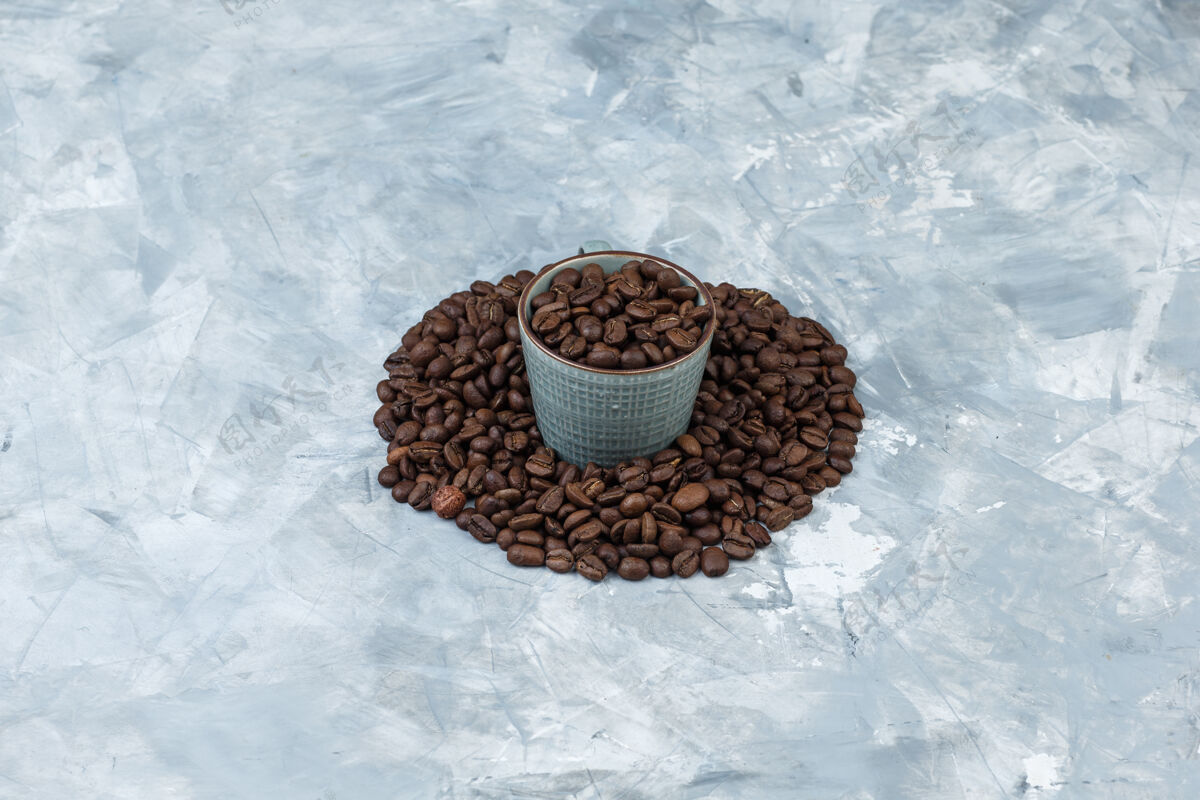 咖啡馆高角度看咖啡豆在杯灰石膏背景水平种子堆新鲜的