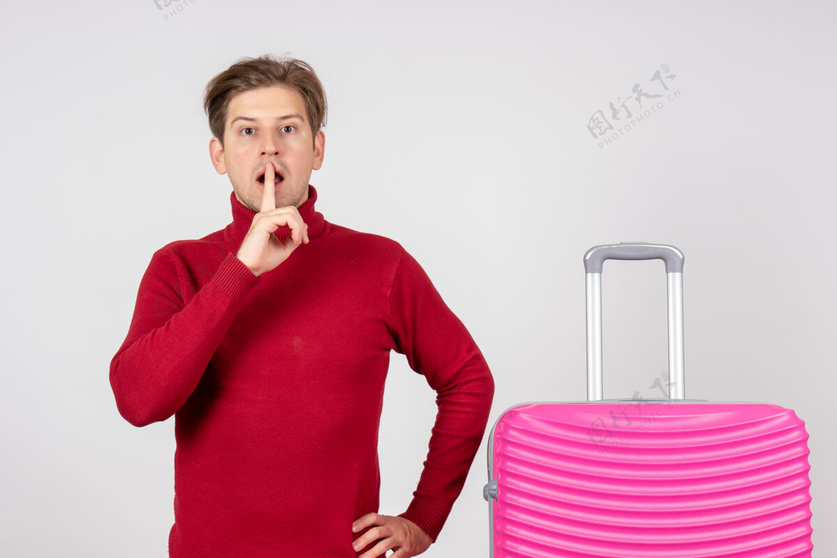 男性正面图：年轻男性 白色背景 粉色包背景旅行情感