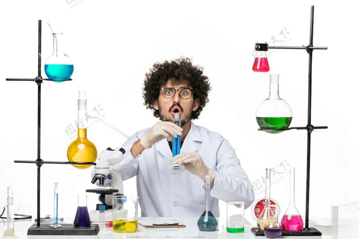科学正面图穿着医疗服的男性化学家拿着蓝色溶液在一个空白处化学医生职业