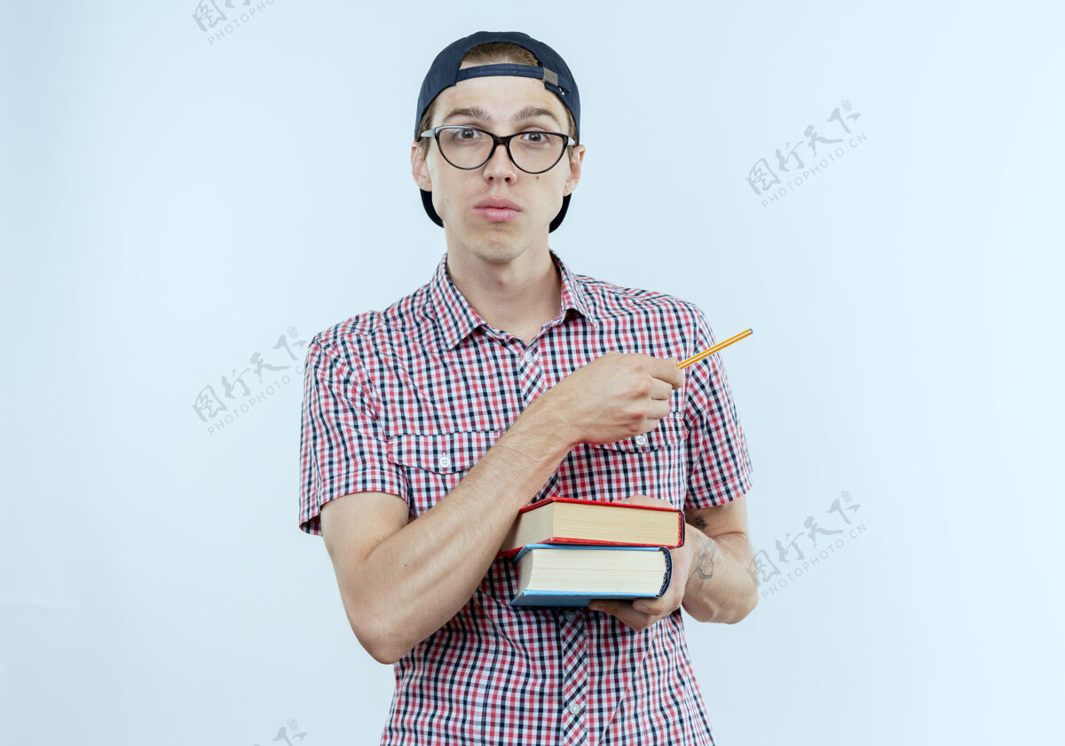 年轻人戴着眼镜和帽子的年轻学生男孩拿着书和笔指着身边戴青少年壁板
