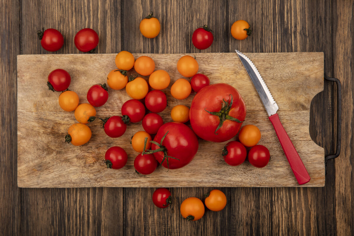 美味新鲜的五颜六色的西红柿的俯视图被隔离在木制的厨房板上 刀子放在木制的表面上健康刀农业