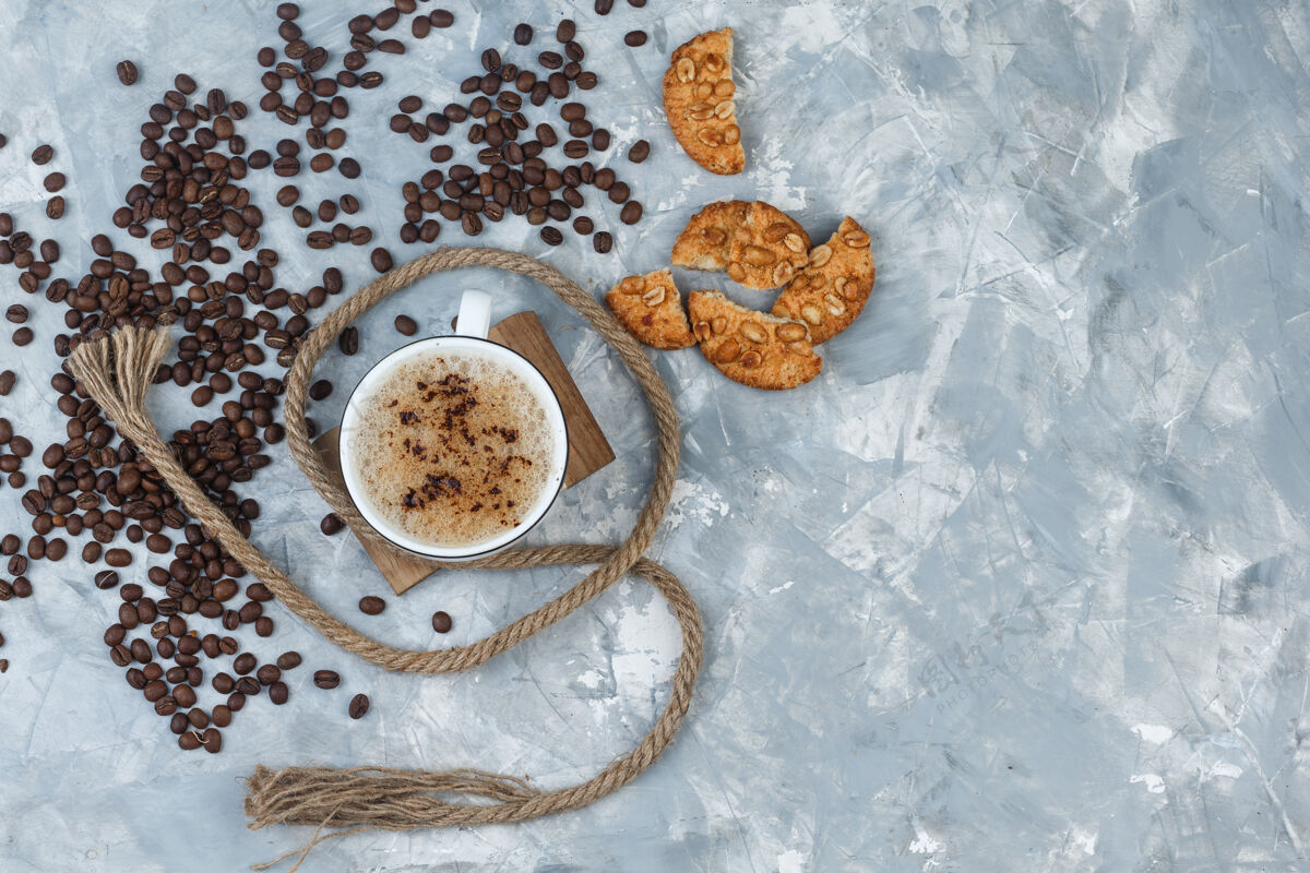 艺术顶视图咖啡杯饼干 咖啡豆 绳灰色石膏和木片背景水平自然香味杯子