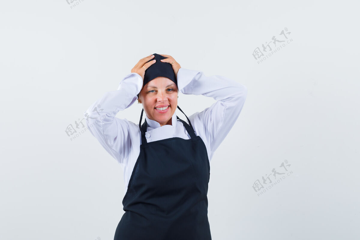 水疗身着制服的女厨师 围裙手挽着头 神情愉悦 前视烹饪护理黑发