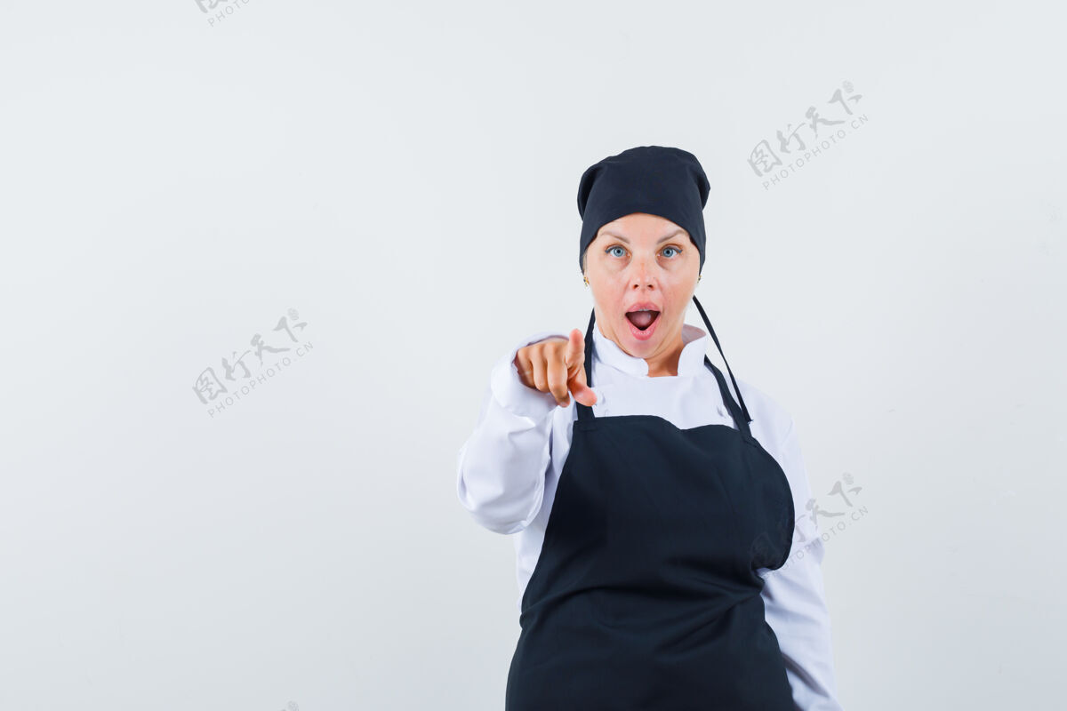 女性女厨师指着摄像机 穿着制服 围着围裙 神色惊艳 前视干净美女围裙