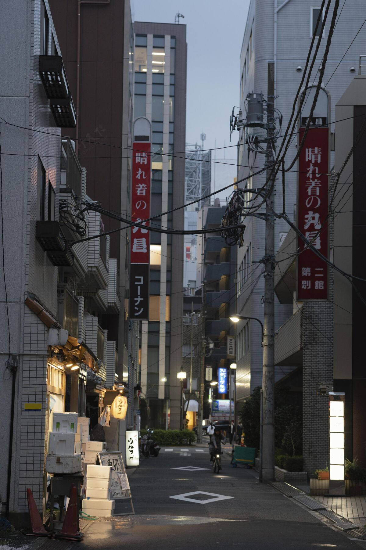 空荡荡的街道美丽的日本城市在夜晚与光人行道日本街道