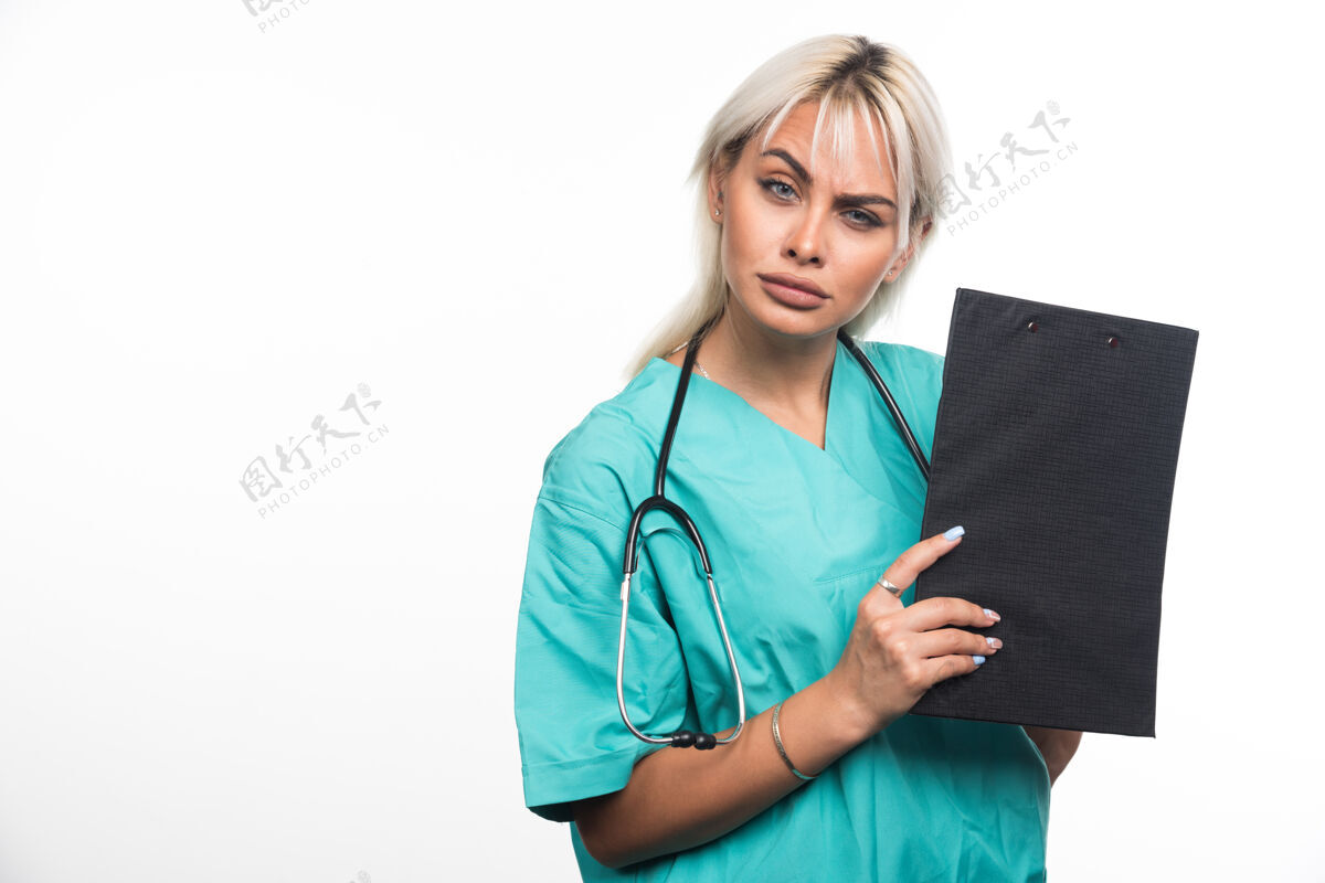 工作女医生拿着写字板在白色的表面上看着很严肃文件夹护理医院