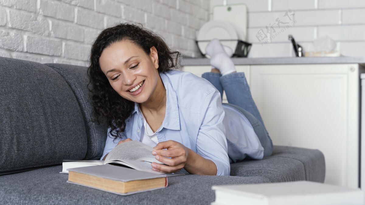 女人全镜头笑脸女人在沙发上看书阅读生活方式室内