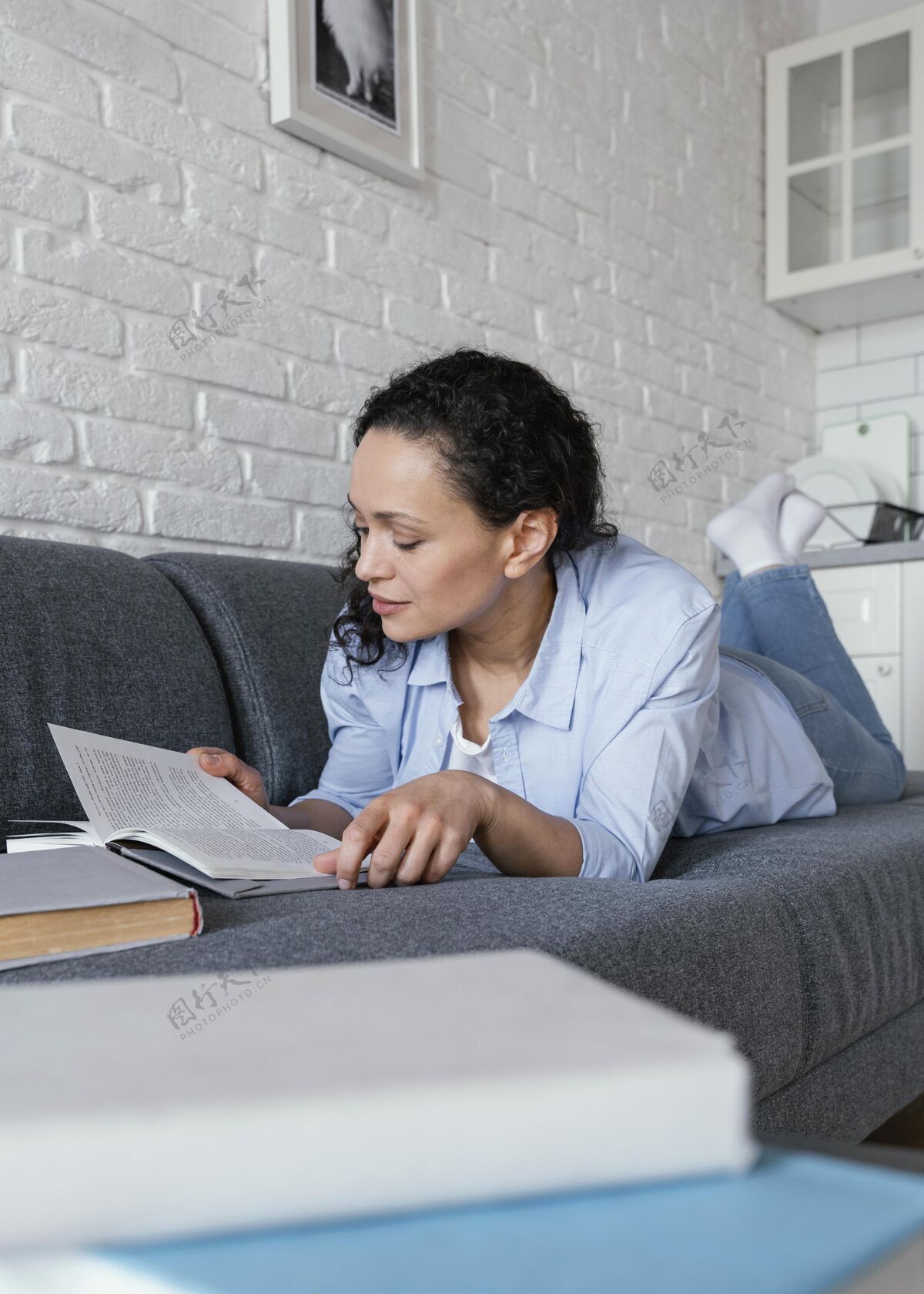 阅读全副武装的女人在看书放松在家里女人