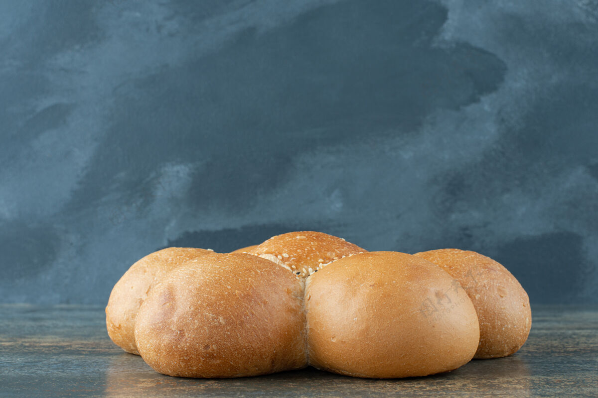 面包大理石背景上的新鲜白面包包平铺整个面包房