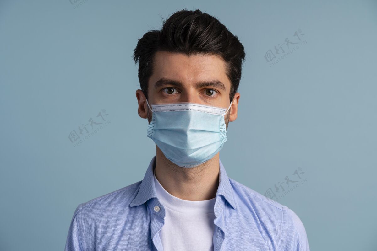 肖像戴着医用口罩的人的正视图男性水平情感