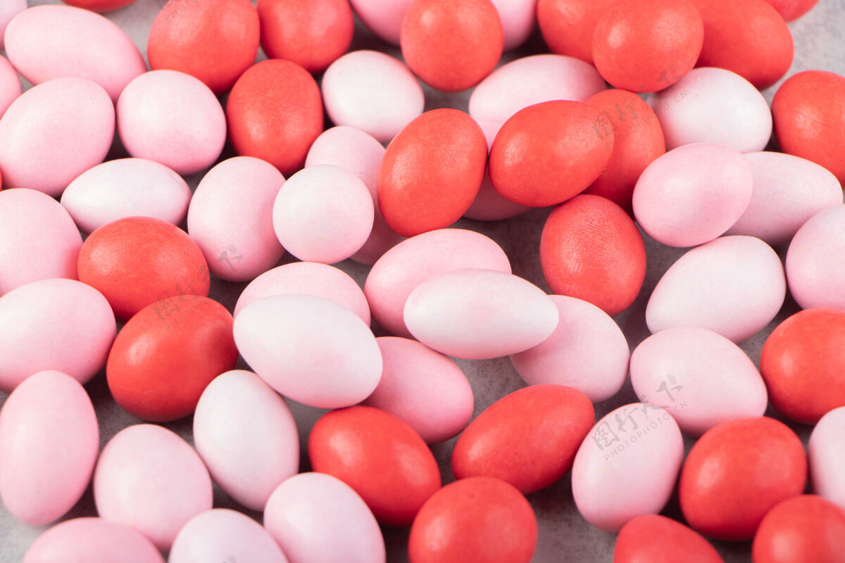 口香糖大理石表面有一堆粉红色和红色的牙龈美味配料堆叠