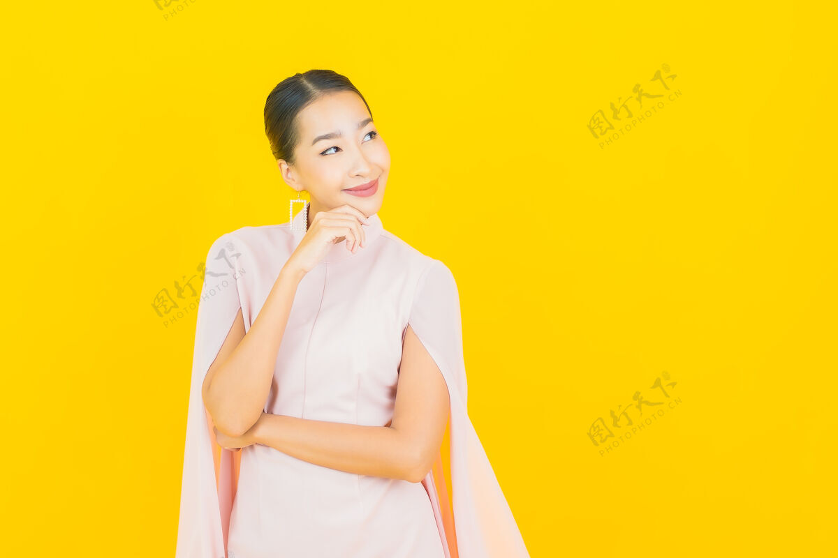 成人画像美丽的亚洲年轻女子微笑着在黄色的墙上有许多动作夏天学生亚洲人