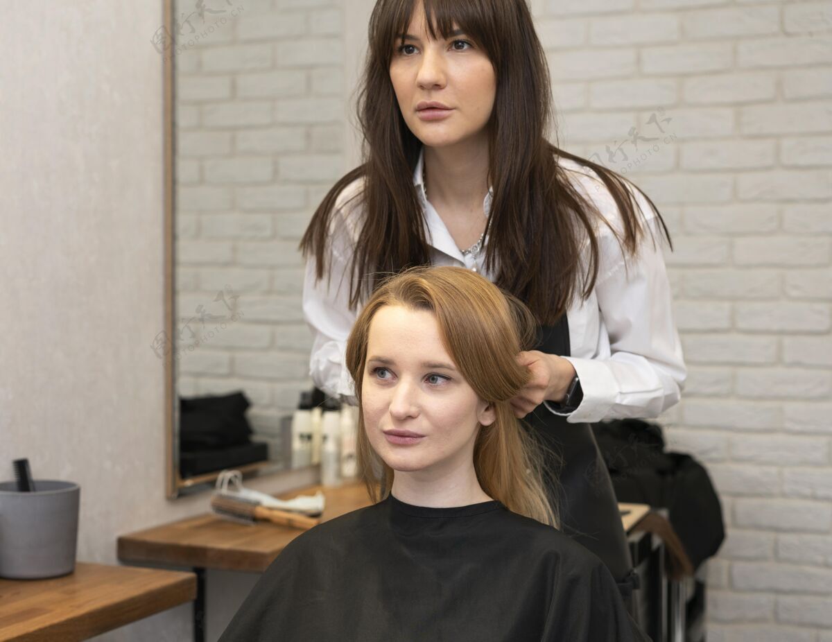 美容理发师为客户设计发型专业发型师客户