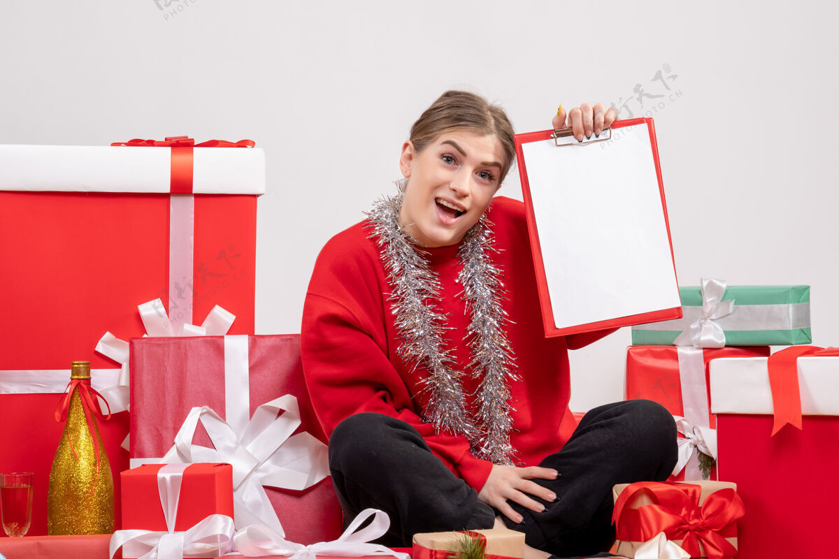 便条漂亮的女人围坐在圣诞礼物旁边 白色的纸条漂亮的女人礼物风景