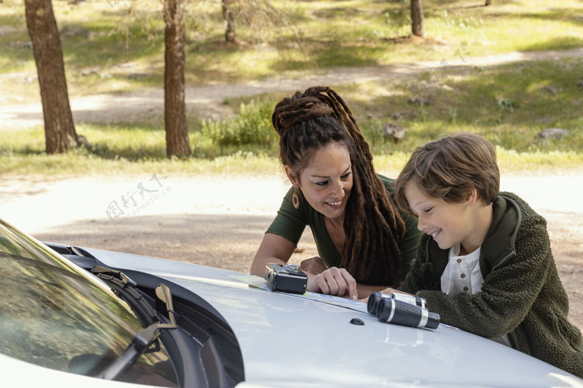汽车母子俩在看地图汽车探索女人