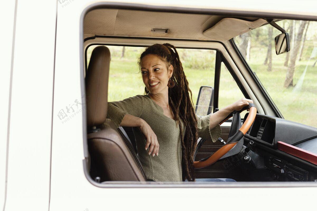 驾驶女司机画像旅行探索女人