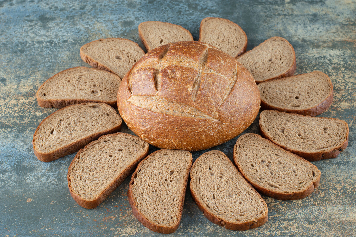 切的一个新鲜的棕色面包片大理石背景面包面包房切片
