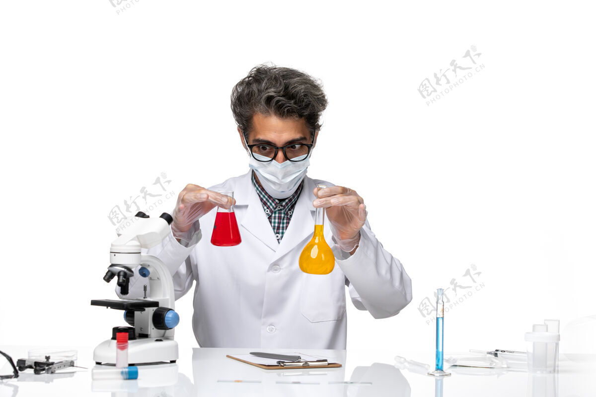 特殊正面图中年科学家穿着特制的混合液套装溶液外套人