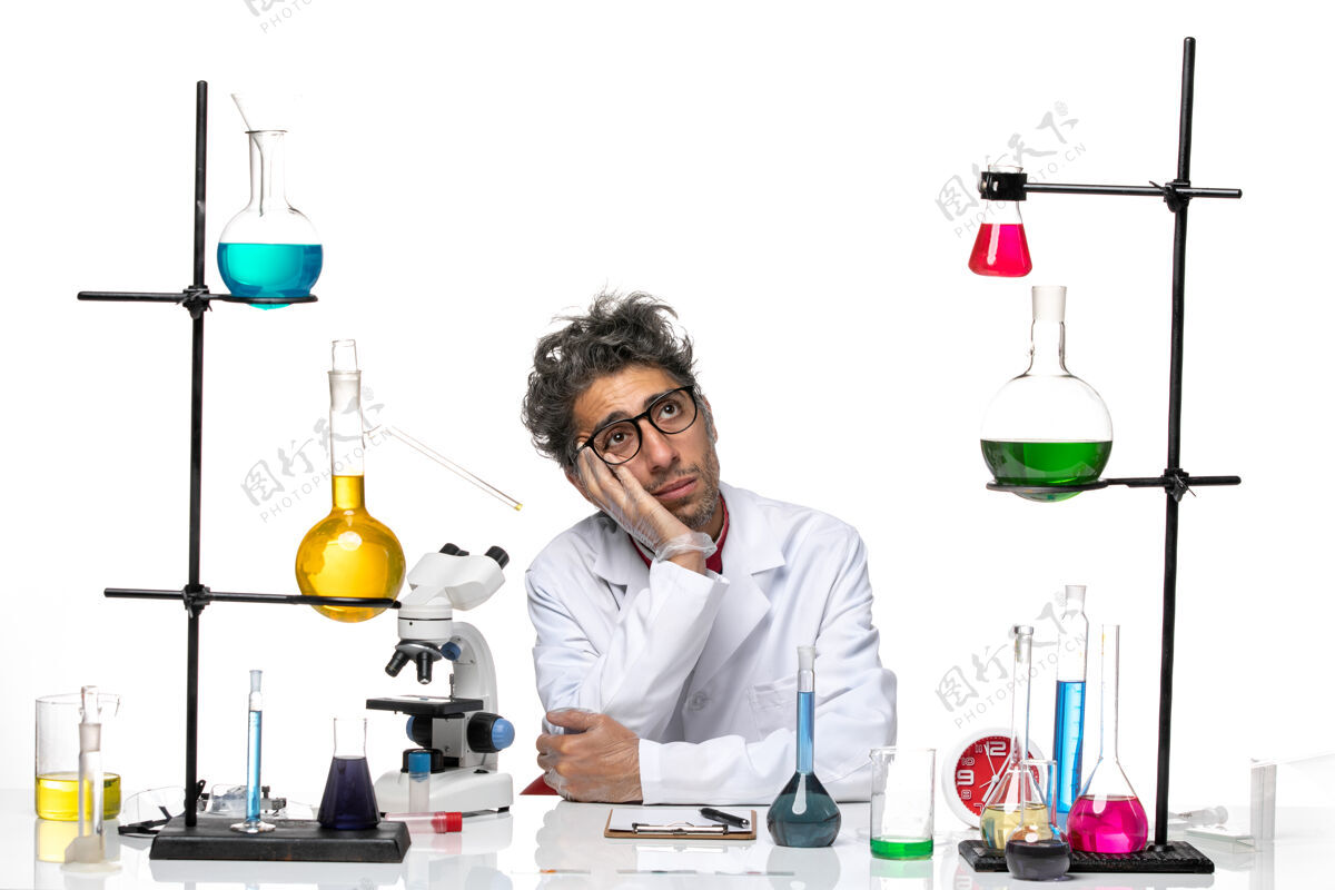 梦想正面图穿着白色医疗服的男科学家坐着做梦实验室外套外套前面