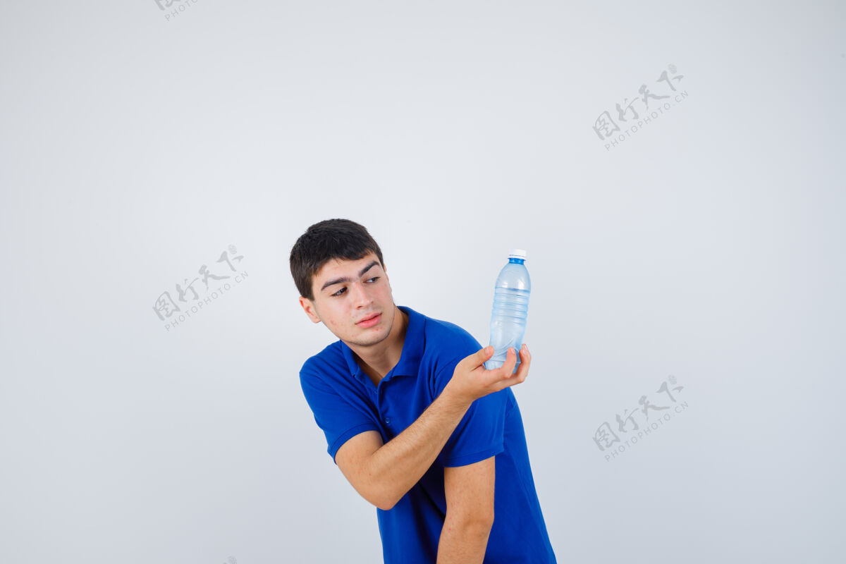 人穿着t恤的年轻人手里拿着一个塑料瓶 看上去很自信 正对着窗外瓶子表情男人