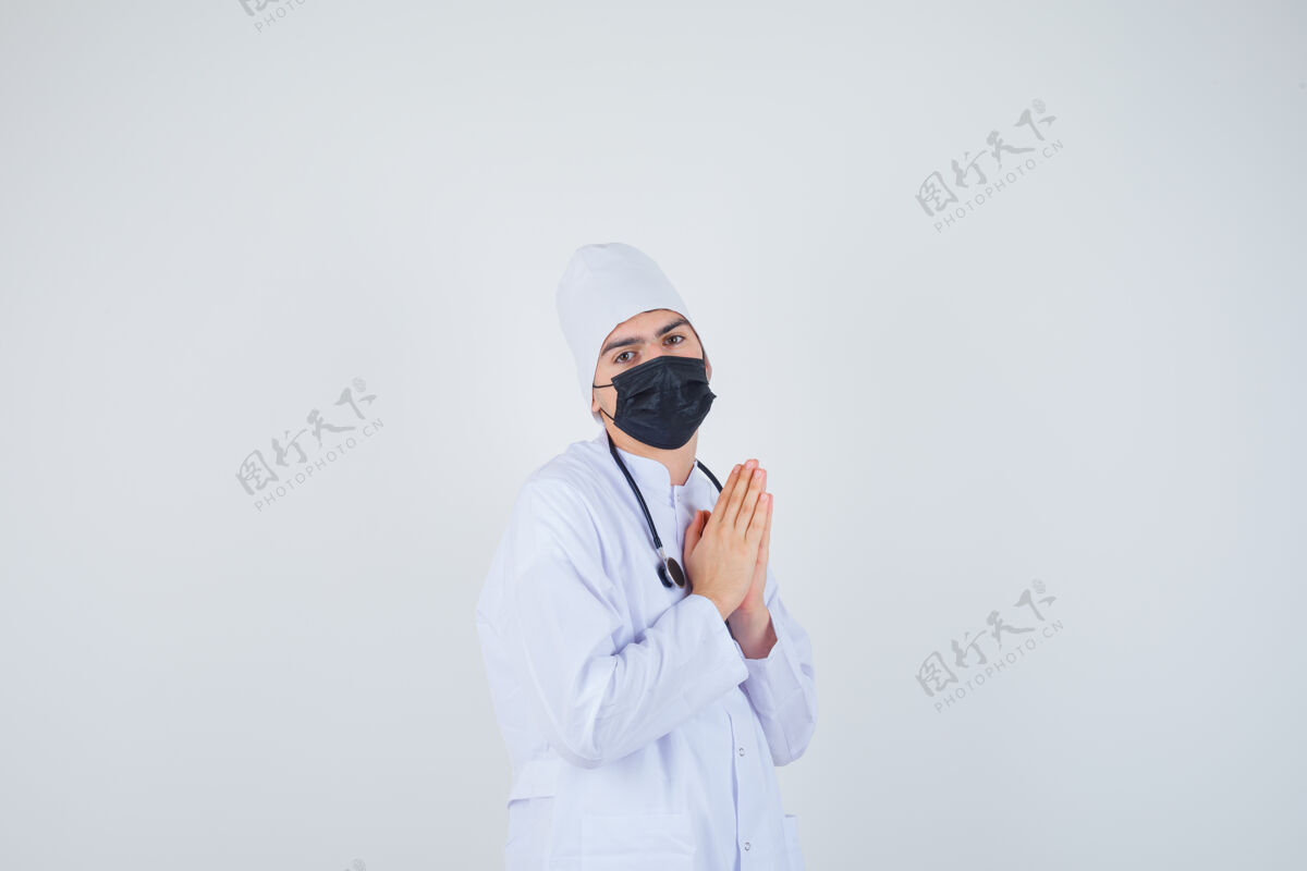 男性身穿白色制服 戴着面具 望着充满希望的前景色的年轻人手牵手祈祷的画像肖像面具科学