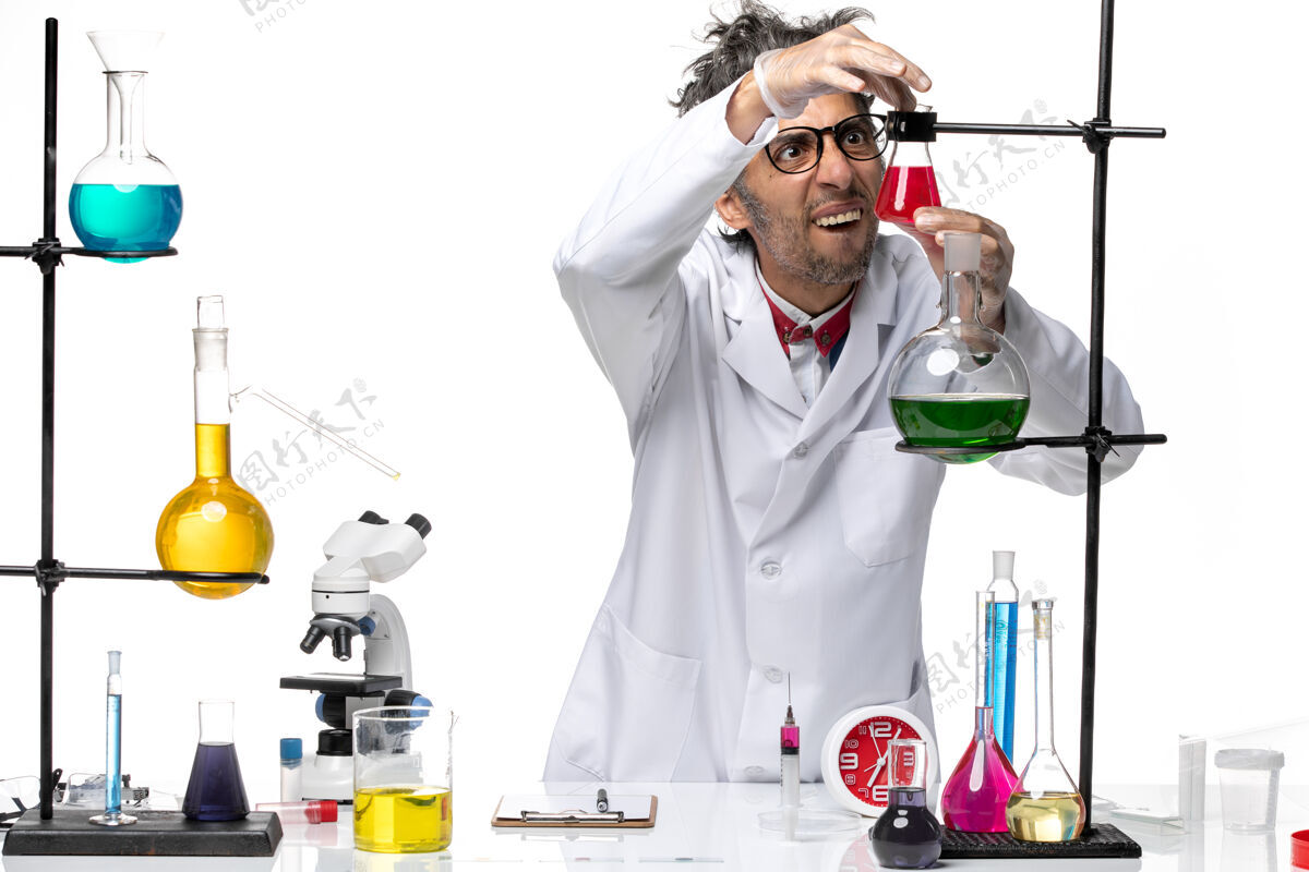 实验室外套前视图穿着医疗服的男科学家正在研究解决方案人高尔夫化学