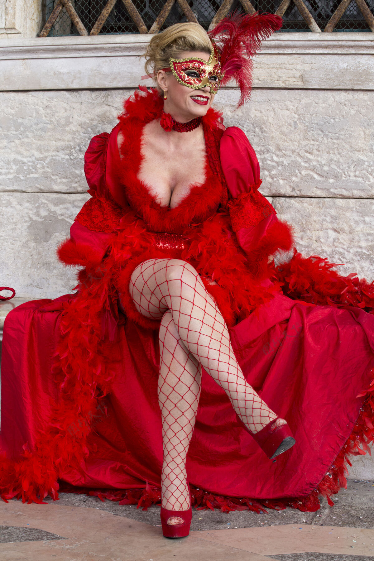 威尼斯在举世闻名的嘉年华期间 身着美丽礼服和传统威尼斯面具的女性威尼斯人节日娱乐