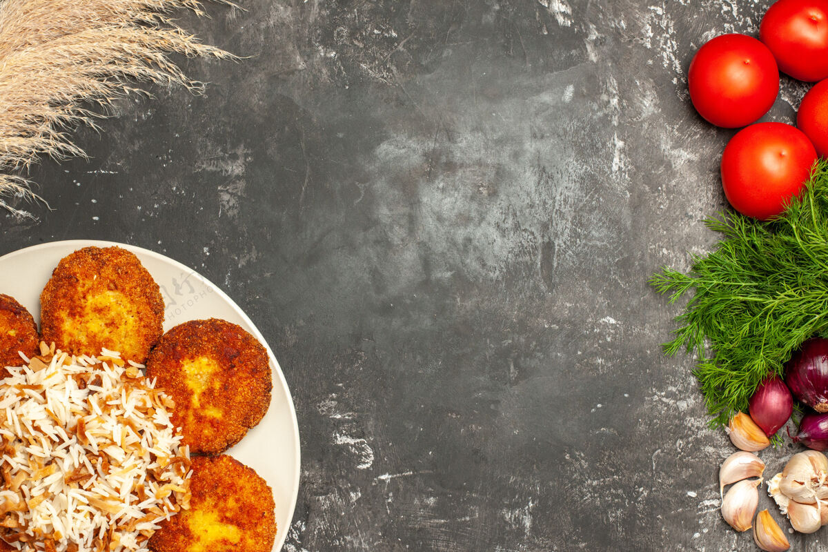 柑橘俯视图美味的煎肉片与煮熟的米饭在一个灰色的表面菜照片肉食用水果柚子新鲜
