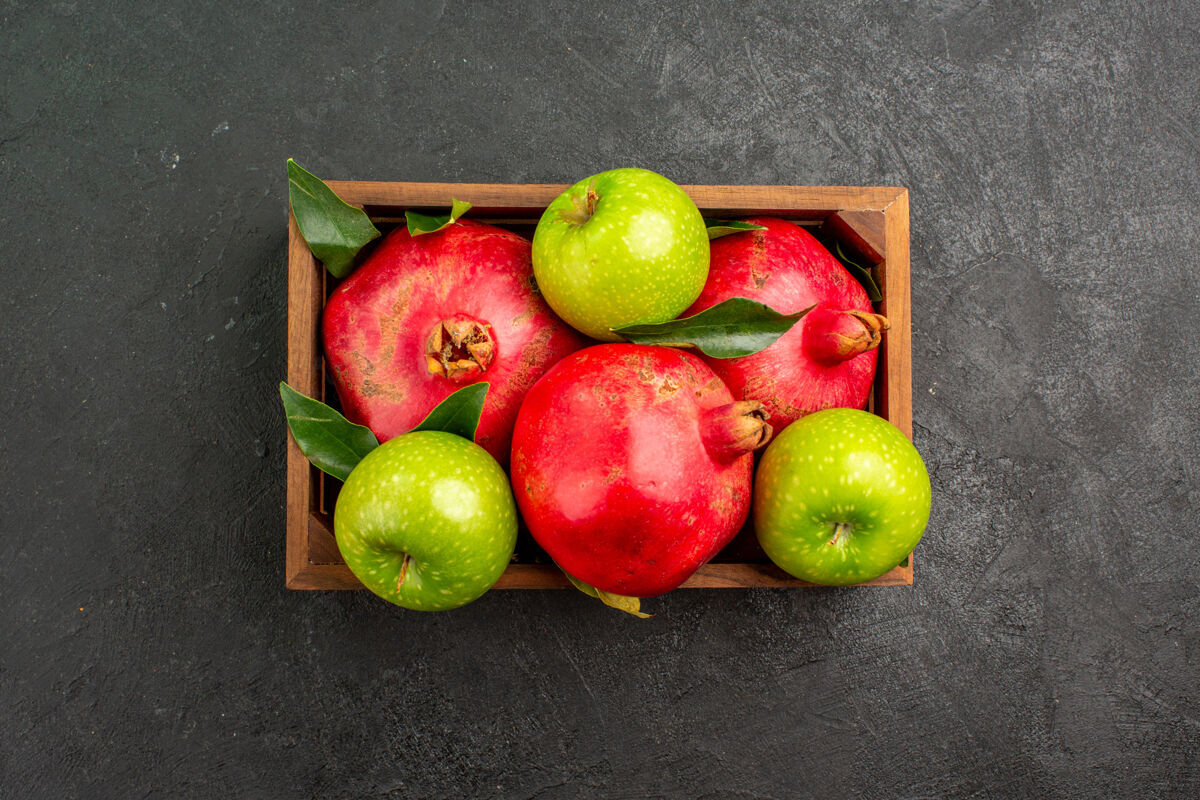农产品顶看新鲜的红石榴和青苹果 表面呈深色 果色成熟颜色吃苹果成熟