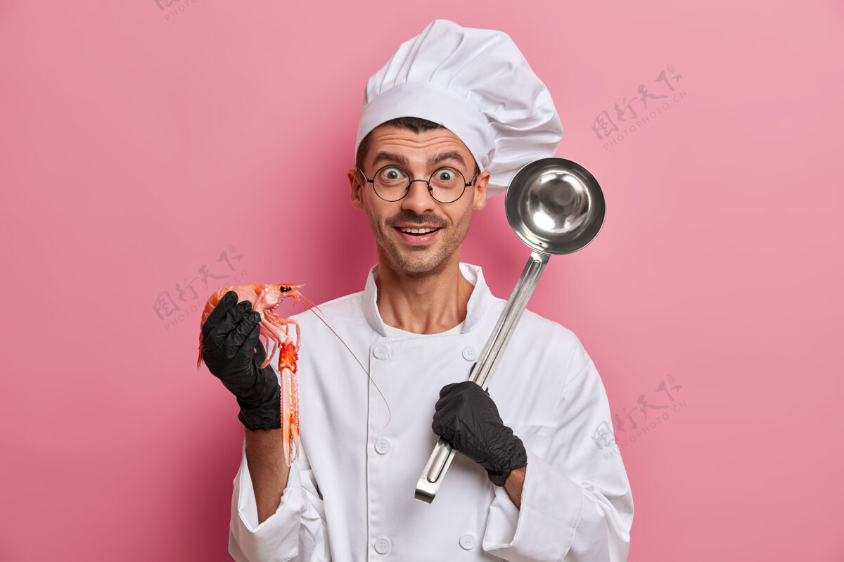 忙碌正厨子摆着生小龙虾 铁勺 去准备美味的汤 穿着白色制服专业午餐小龙虾