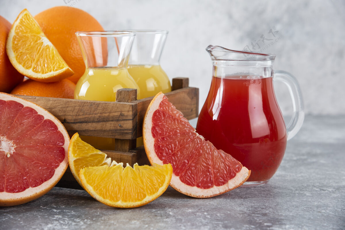 充满活力葡萄柚汁和橙子片的玻璃罐异国情调水果餐桌