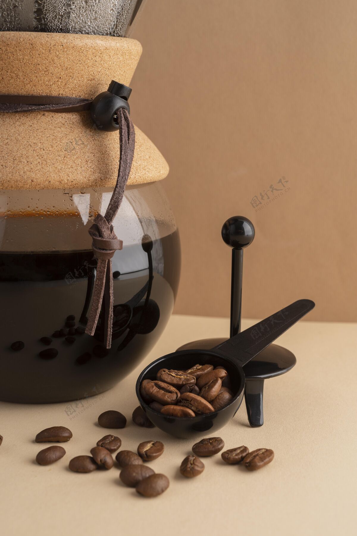 特写咖啡机在桌子上咖啡机勺子咖啡机