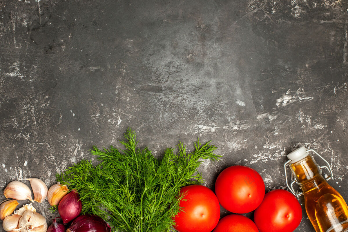 肉类顶视图炒肉排与煮熟的米饭和蔬菜在灰色的表面菜照片肉食品食用水果木本植物