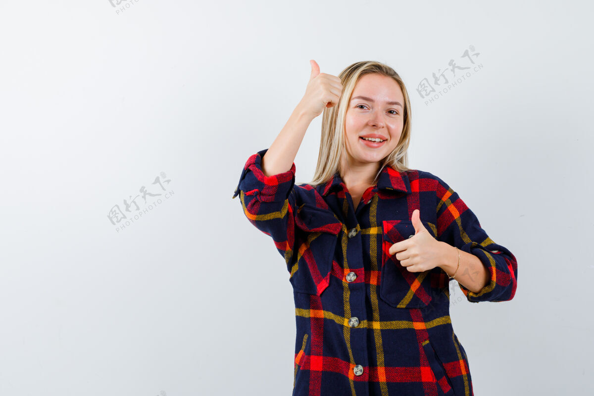 亚洲人穿格子衬衫的年轻女士竖起大拇指 看上去精力充沛正视图显示健康自然