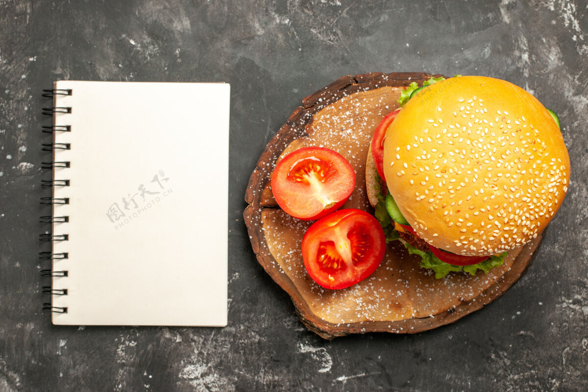 馒头顶视图肉汉堡与蔬菜在黑暗的表面面包快餐三明治食品水果饮食