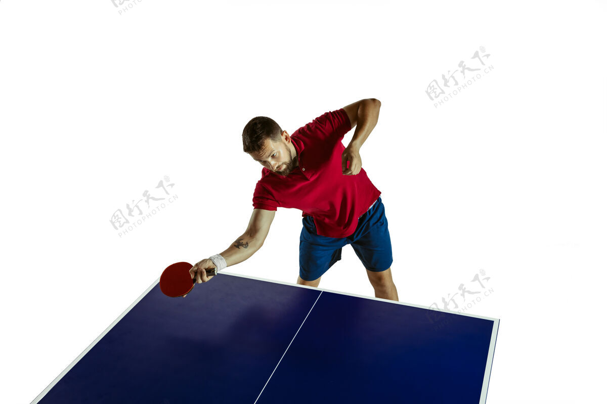 室内打乒乓球的年轻人男性专注挑战