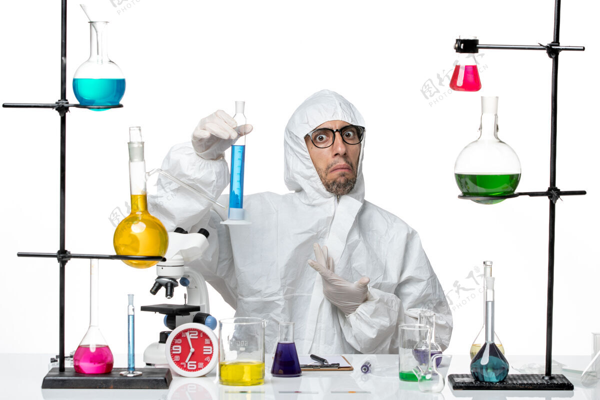 外套正面图穿着特殊防护服的男科学家拿着装有蓝色溶液的烧瓶保护溶液特殊