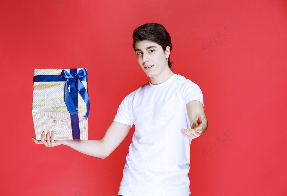 模型店主拿着一个白色礼品盒 要求付款销售人年轻
