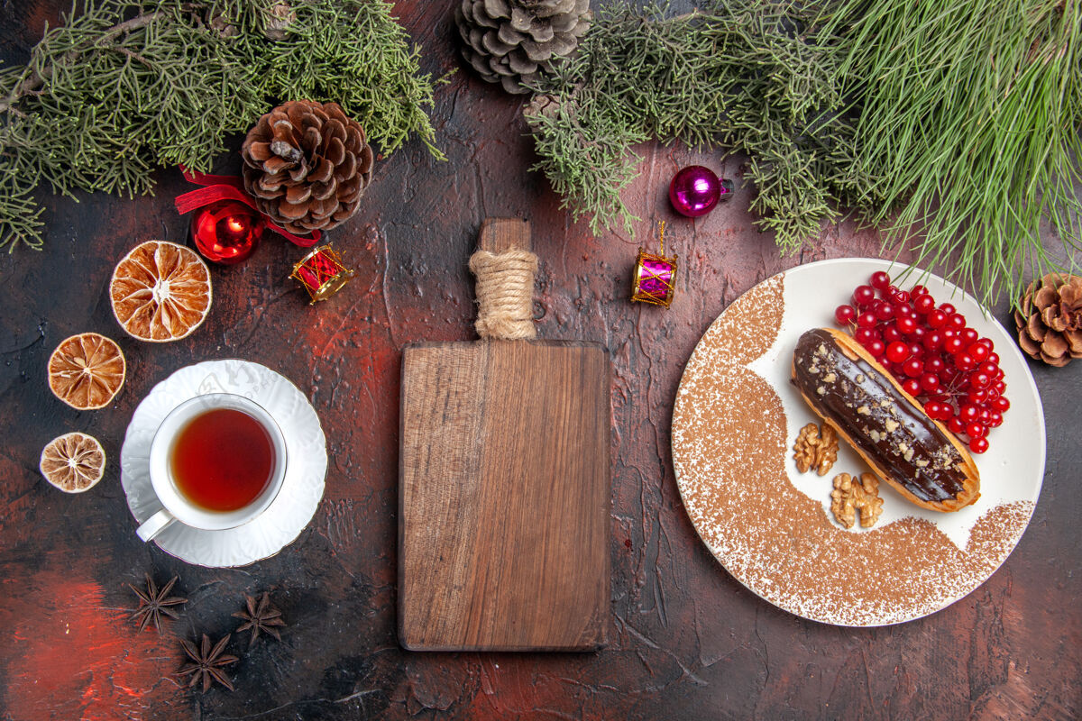木头俯瞰美味的巧克力与茶和浆果在一个黑暗的桌子馅饼甜点蛋糕深色馅饼甜点