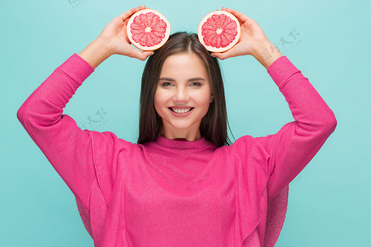 素食抱着美味柚子的漂亮女人柑橘人健康