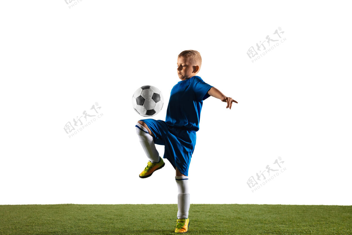 人穿运动服的足球运动员或足球运动员在白色背景下用球假装或踢进球的小男孩动态活动背景