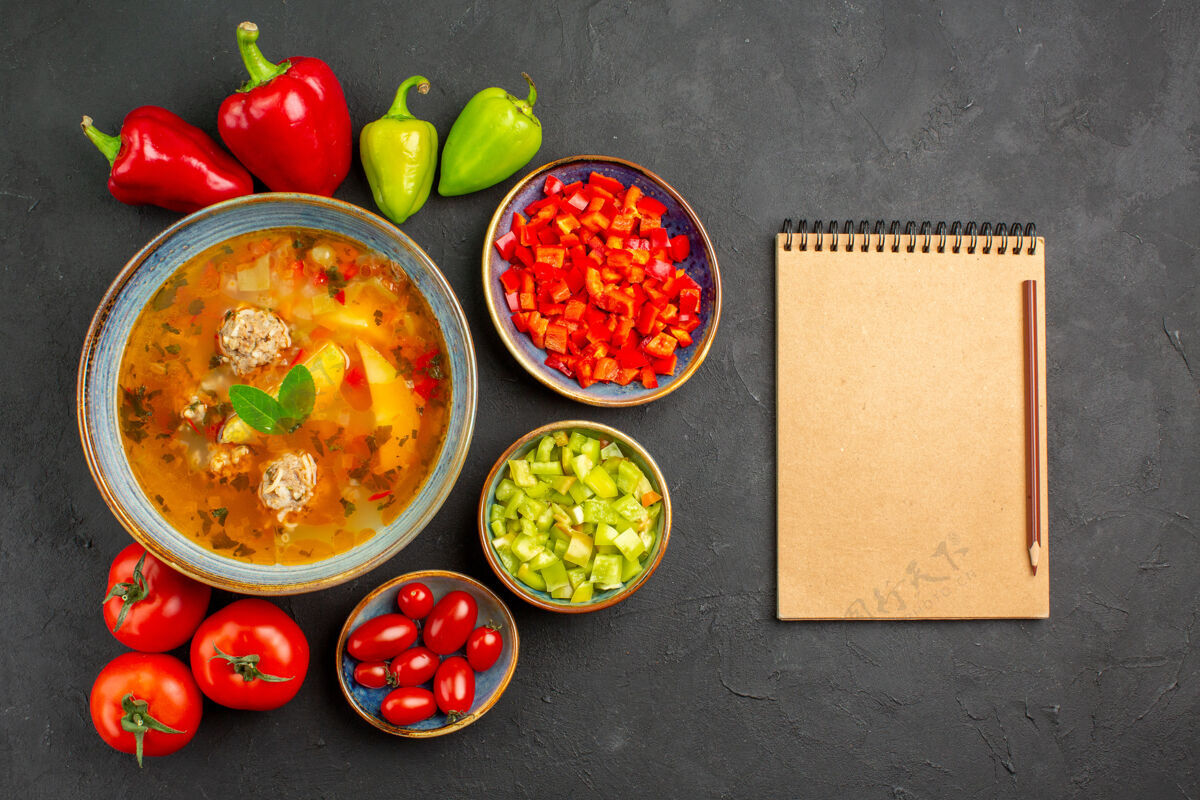 蔬菜俯瞰美味的肉汤配上新鲜的蔬菜放在深色的餐桌上 菜品图片美食胡椒美味一餐