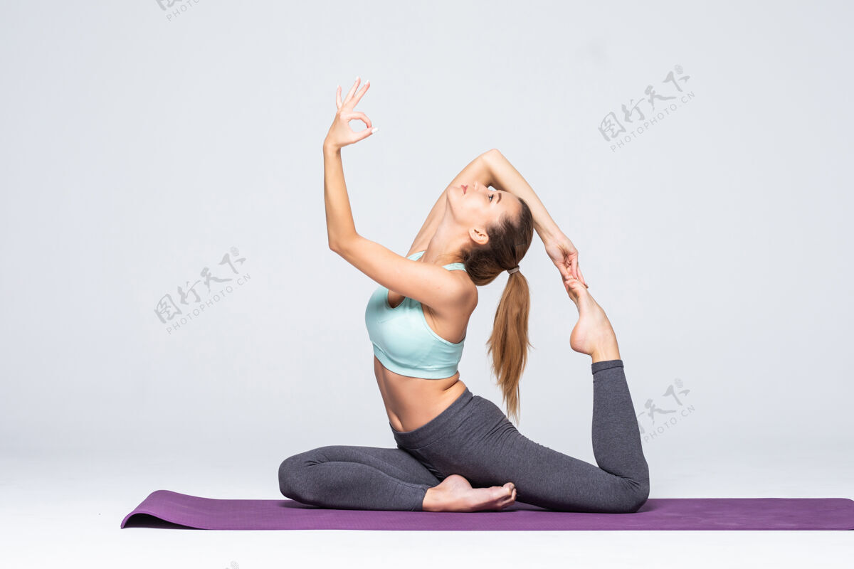 活动运动型的年轻女子做瑜伽练习健康生活的概念和身体和心理发展之间的自然平衡肌肉体位法努力