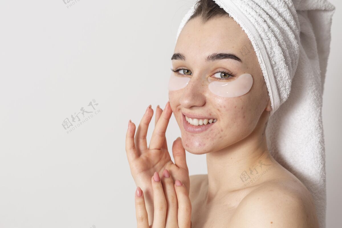 特写戴眼罩的快乐女人保健护肤健康