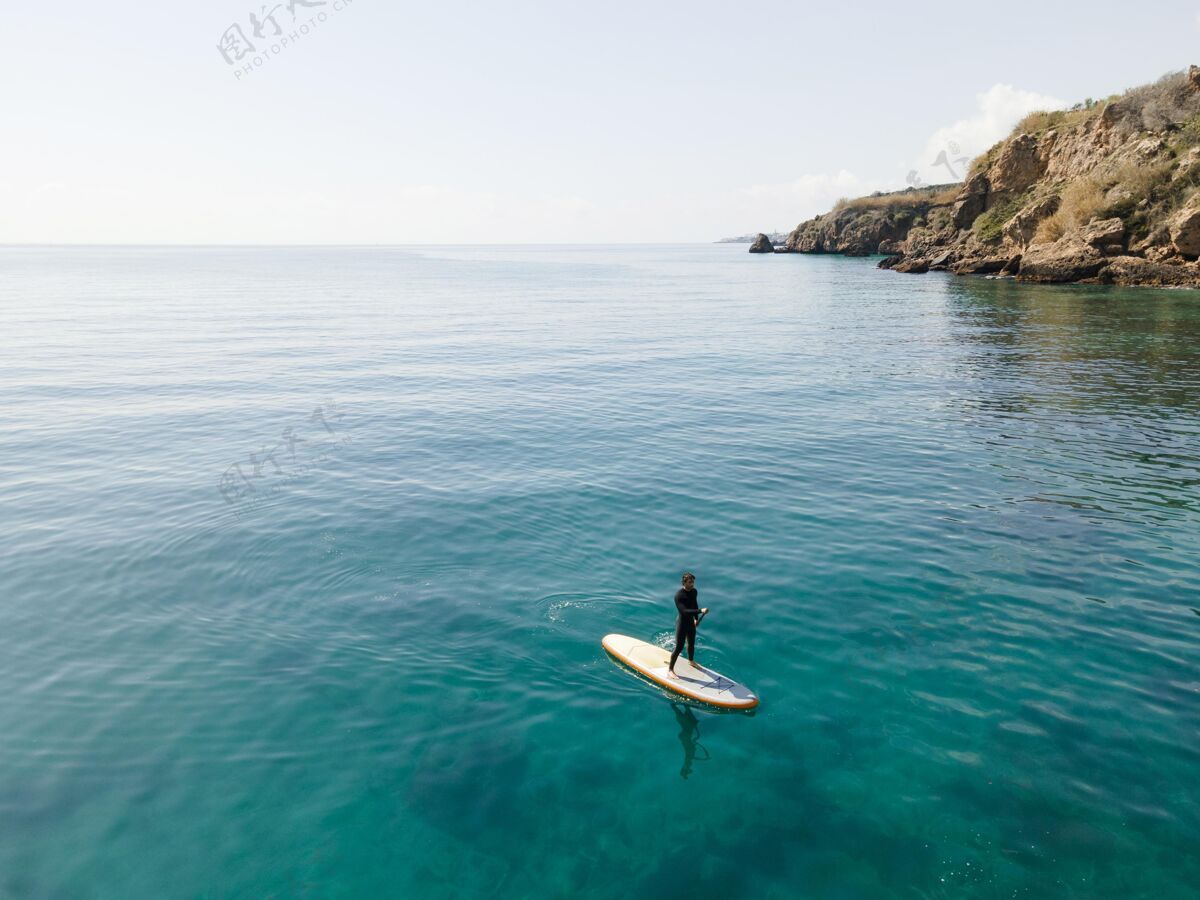 活跃远射男子冲浪与美丽的景色运动海洋极限