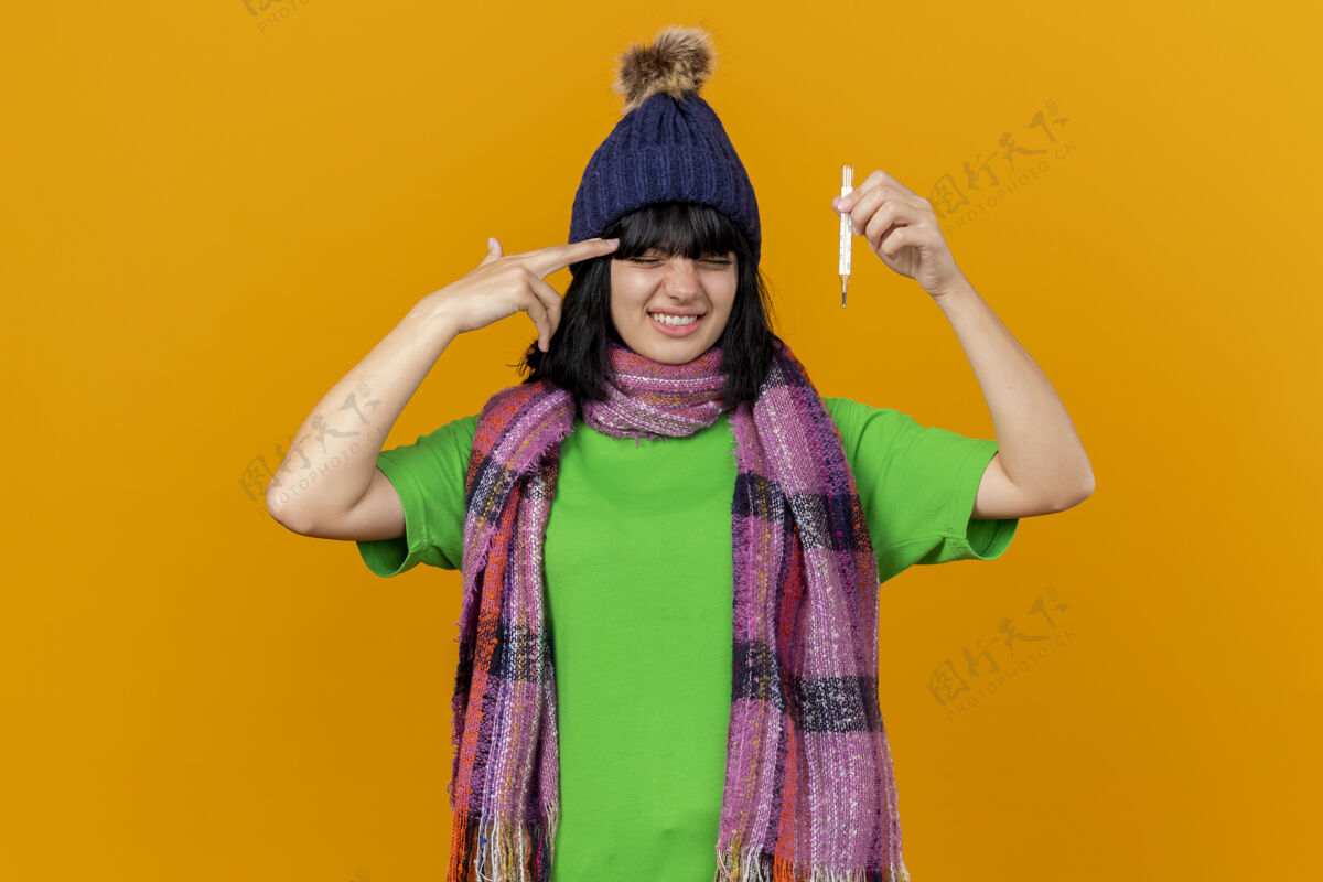 围巾受够了那个戴着冬日帽 戴着围巾 拿着体温计 孤零零地在橘色墙上做自杀动作的年轻病妇感觉表情自杀