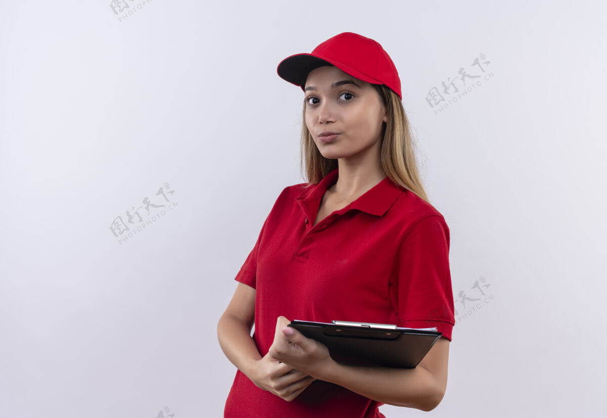年轻想着年轻的送货女孩穿着红色制服 戴着白色帽子思考制服帽子