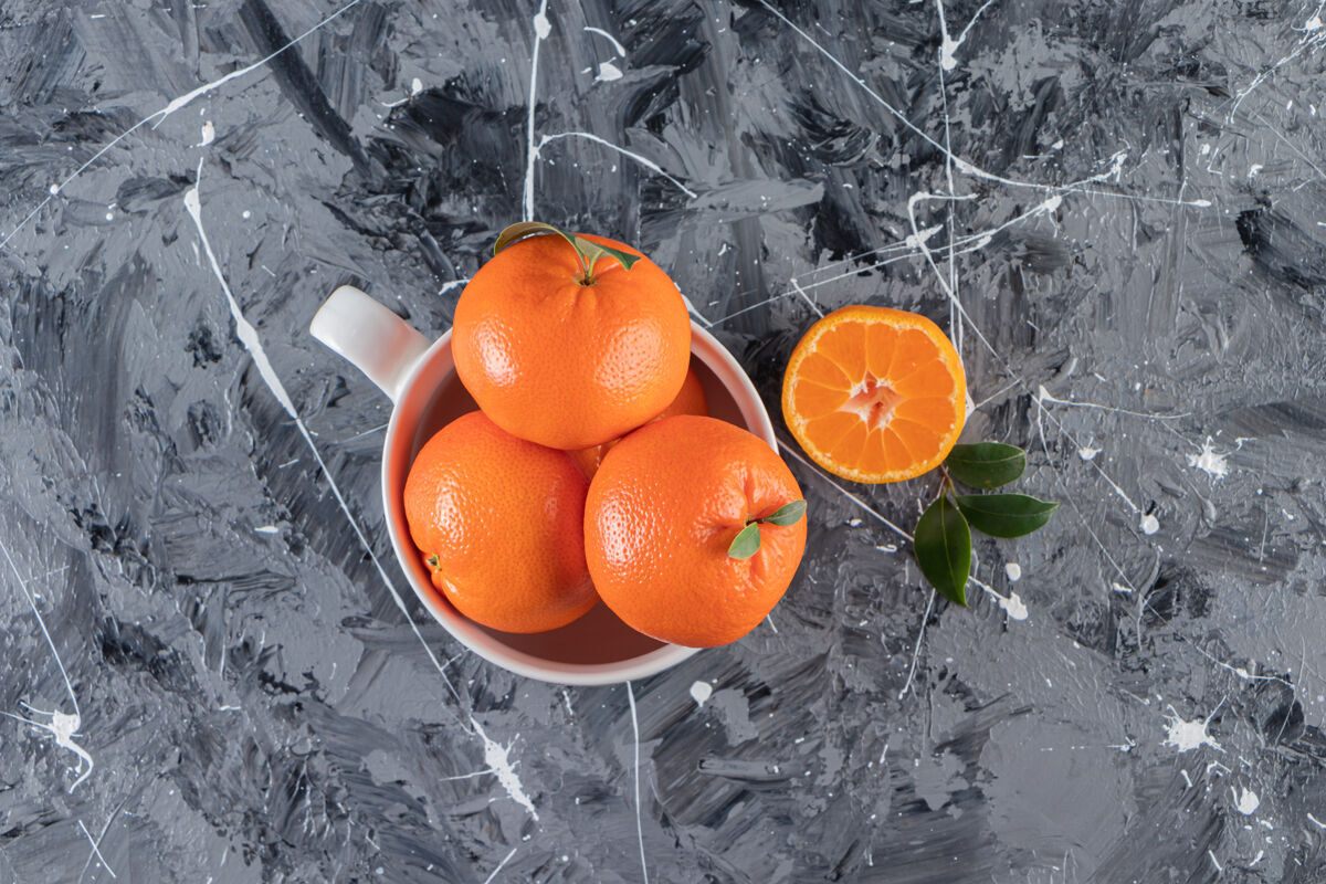 水果一杯熟橘子 放在混合桌上杯子成熟营养