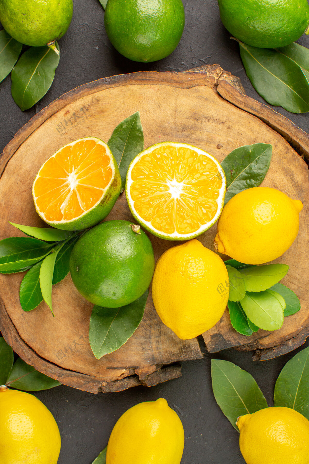 新鲜柠檬在黑暗的桌子上俯瞰新鲜柠檬酸橙水果柑橘多汁食物健康