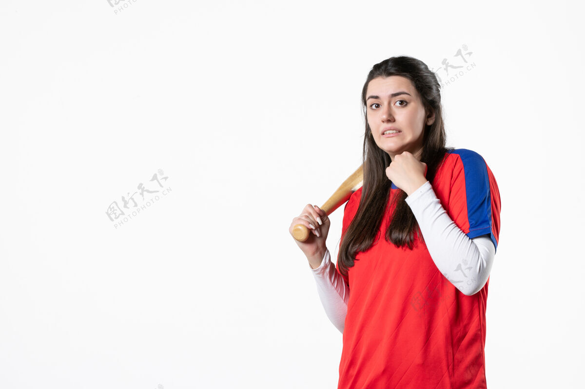 女人前视图：带球棒和球的女棒球运动员支持制服快乐